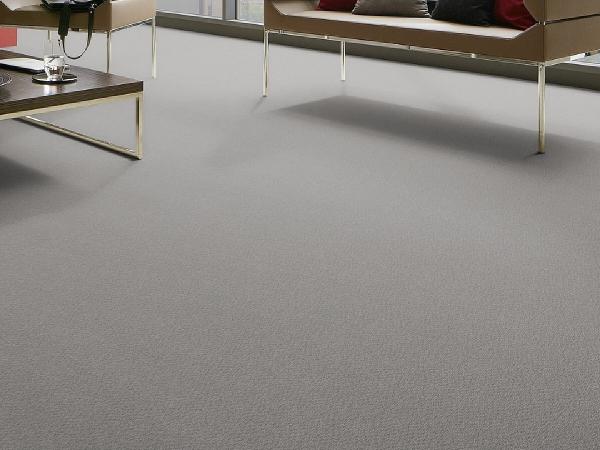 Vorwerk Constance Teppichboden in Farbe 53A6 – verlegt im modernen Wohnraum, textile Schlingenstruktur mit dezenter Farbgebung.