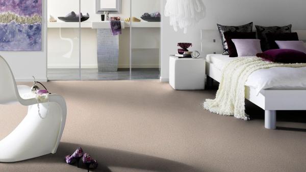 Vorwerk Teppichboden Conzano 1M04 – wohnliches Raumbild mit verlegter Großrolle, ideal für Objektbereiche
