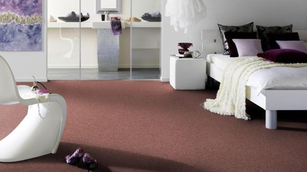 Vorwerk Teppichboden Conzano 1M07 – wohnliches Raumbild mit verlegter Großrolle, ideal für Objektbereiche