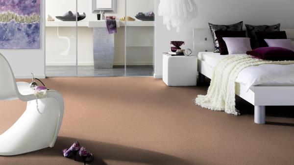 Vorwerk Teppichboden Conzano 2D89 – wohnliches Raumbild mit verlegter Großrolle, ideal für Objektbereiche
