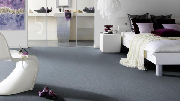 Vorwerk Teppichboden Conzano 3N62 – wohnliches Raumbild mit verlegter Großrolle, ideal für Objektbereiche