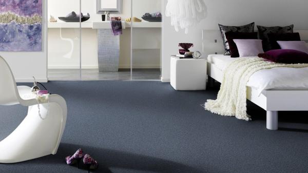 Vorwerk Teppichboden Conzano 3N63 – wohnliches Raumbild mit verlegter Großrolle, ideal für Objektbereiche