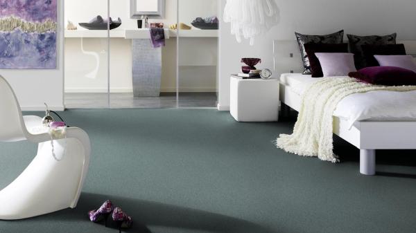 Vorwerk Teppichboden Conzano 3R68 – wohnliches Raumbild mit verlegter Großrolle, ideal für Objektbereiche