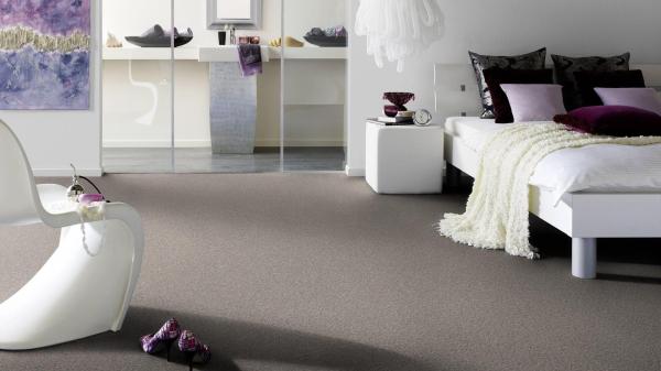 Vorwerk Teppichboden Conzano 5V27 – wohnliches Raumbild mit verlegter Großrolle, ideal für Objektbereiche