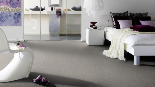Vorwerk Teppichboden Conzano 5V28 – wohnliches Raumbild mit verlegter Großrolle, ideal für Objektbereiche