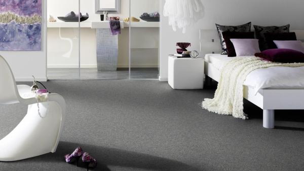 Vorwerk Teppichboden Conzano 5V29 – wohnliches Raumbild mit verlegter Großrolle, ideal für Objektbereiche