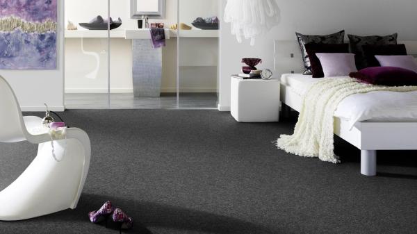Vorwerk Teppichboden Conzano 5V30 – wohnliches Raumbild mit verlegter Großrolle, ideal für Objektbereiche