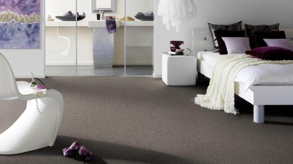 Vorwerk Teppichboden Conzano 5V31 – wohnliches Raumbild mit verlegter Großrolle, ideal für Objektbereiche
