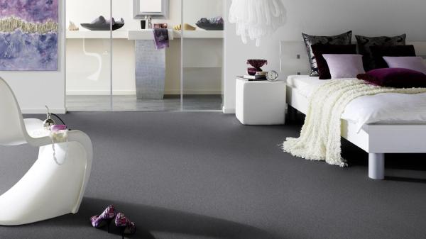 Vorwerk Teppichboden Conzano 5Z42 – wohnliches Raumbild mit verlegter Großrolle, ideal für Objektbereiche
