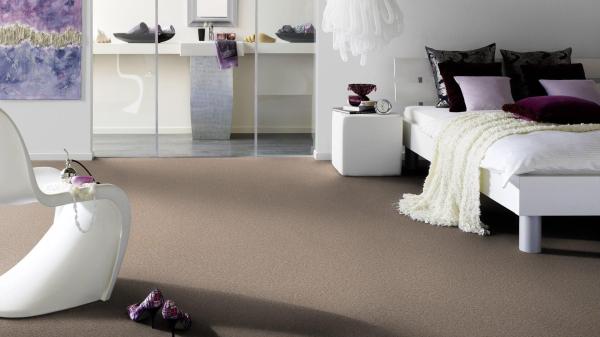 Vorwerk Teppichboden Conzano 8H99 – wohnliches Raumbild mit verlegter Großrolle, ideal für Objektbereiche