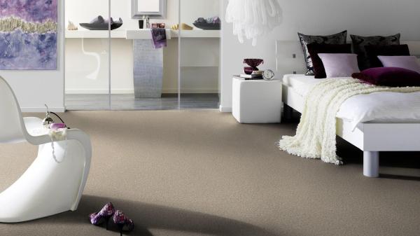 Vorwerk Teppichboden Conzano 8J00 – wohnliches Raumbild mit verlegter Großrolle, ideal für Objektbereiche
