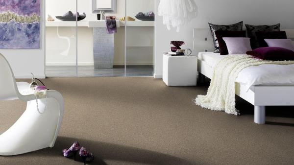 Vorwerk Teppichboden Conzano 8J01 – wohnliches Raumbild mit verlegter Großrolle, ideal für Objektbereiche