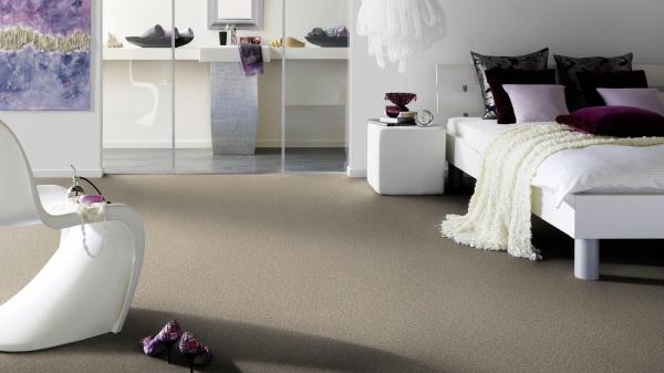 Vorwerk Teppichboden Conzano 8J02 – wohnliches Raumbild mit verlegter Großrolle, ideal für Objektbereiche