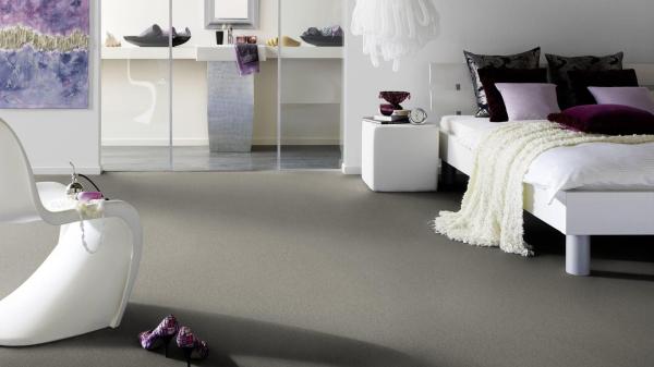 Vorwerk Teppichboden Conzano 8L05 – wohnliches Raumbild mit verlegter Großrolle, ideal für Objektbereiche