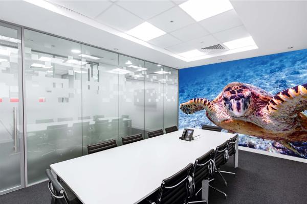 „Tiermotiv-Fototapete MS-5-0527 als Blickfang im Wohnzimmer – lebendige Farben und räumliche Tiefe“