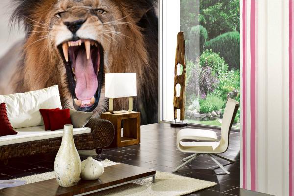 „Tiermotiv-Fototapete MS-5-0568 als Blickfang im Wohnzimmer – lebendige Farben und räumliche Tiefe“