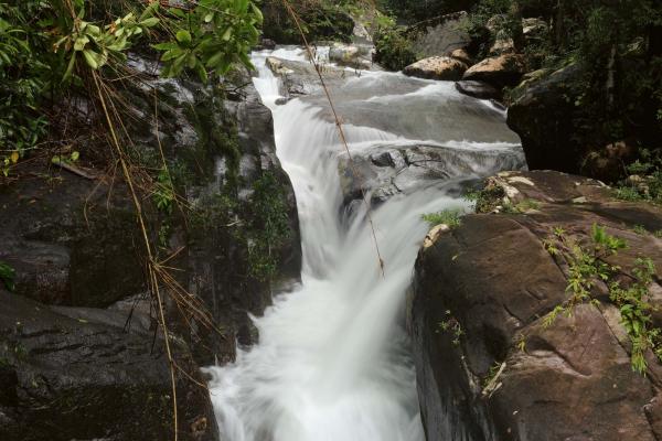 Detailansicht der Vlies-Fototapete MS-5-1607 mit Wasserfall-Motiv in XXL