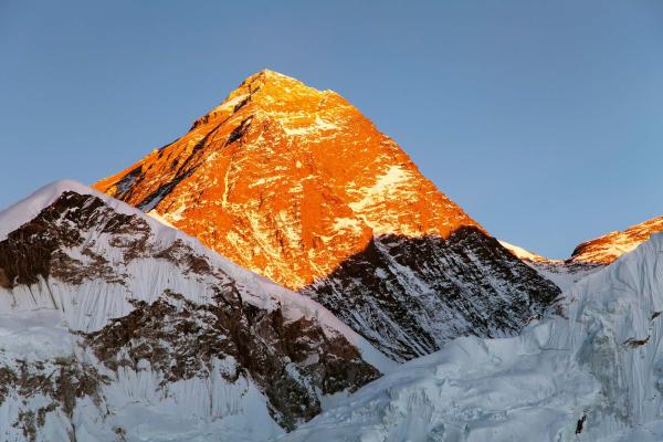 Vlies-Fototapete MS-5-1624 mit alpinem Bergmotiv – Format 375 × 250 cm, brillante Farben, klare Linien, Naturpanorama in XX