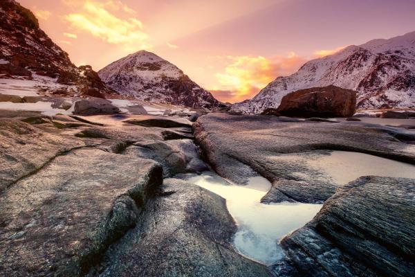 Vlies-Fototapete MS-5-1705 mit alpinem Bergmotiv – Format 375 × 250 cm, brillante Farben, klare Linien, Naturpanorama in XX