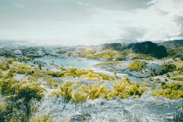 Vlies-Fototapete MS-5-1710 mit alpinem Bergmotiv – Format 375 × 250 cm, brillante Farben, klare Linien, Naturpanorama in XX