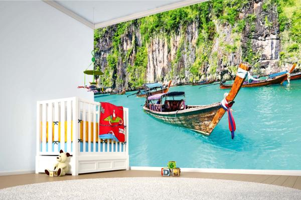 Fototapete MS-5-2741 „Boote & Schiffe“ als Wanddekoration in modernem Wohnraum; stimmungsvolles Hafenmotiv mit räumlicher Tiefe