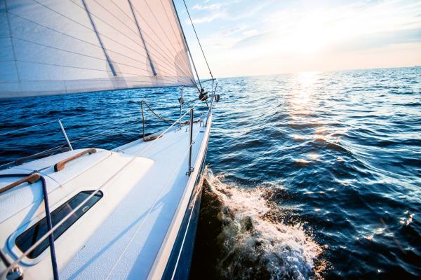 Fototapete MS-5-2747 „Boote & Schiffe“ als flache Draufsicht; maritimes Motiv mit Masten und Sonnenuntergang in warmen Farben