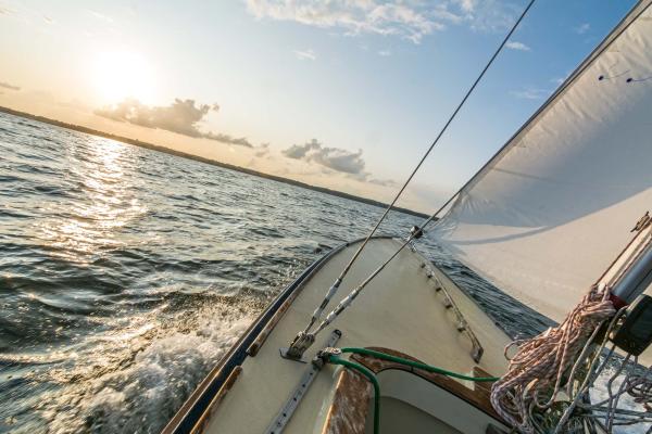 Fototapete MS-5-2748 „Boote & Schiffe“ als flache Draufsicht; maritimes Motiv mit Masten und Sonnenuntergang in warmen Farben
