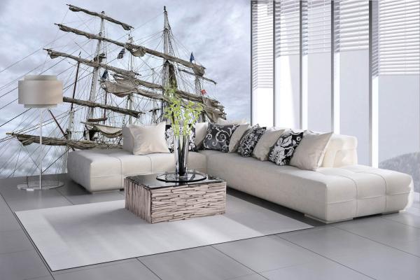 Fototapete MS-5-2750 „Boote & Schiffe“ als Wanddekoration in modernem Wohnraum; stimmungsvolles Hafenmotiv mit räumlicher Tiefe