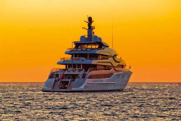 Fototapete MS-5-2760 „Boote & Schiffe“ als flache Draufsicht; maritimes Motiv mit Masten und Sonnenuntergang in warmen Farben