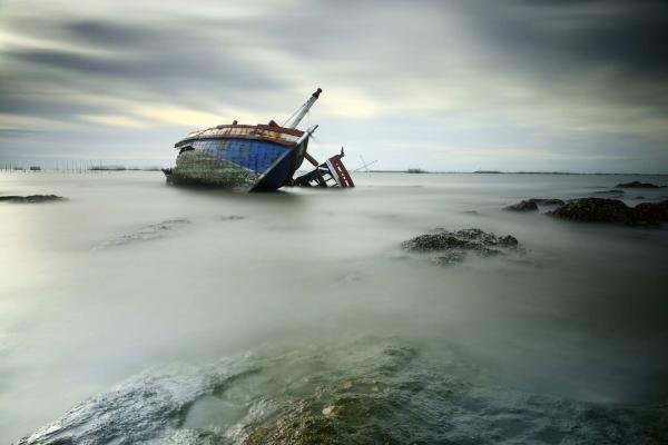 Fototapete MS-5-2763 „Boote & Schiffe“ als flache Draufsicht; maritimes Motiv mit Masten und Sonnenuntergang in warmen Farben