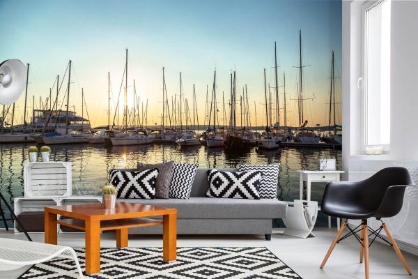 Fototapete MS-5-2775 „Boote & Schiffe“ als Wanddekoration in modernem Wohnraum; stimmungsvolles Hafenmotiv mit räumlicher Tiefe