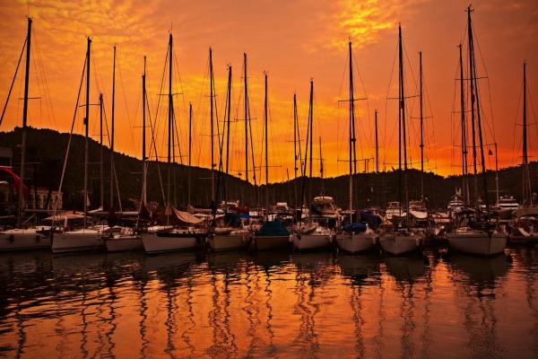 Fototapete MS-5-2776 „Boote & Schiffe“ als flache Draufsicht; maritimes Motiv mit Masten und Sonnenuntergang in warmen Farben