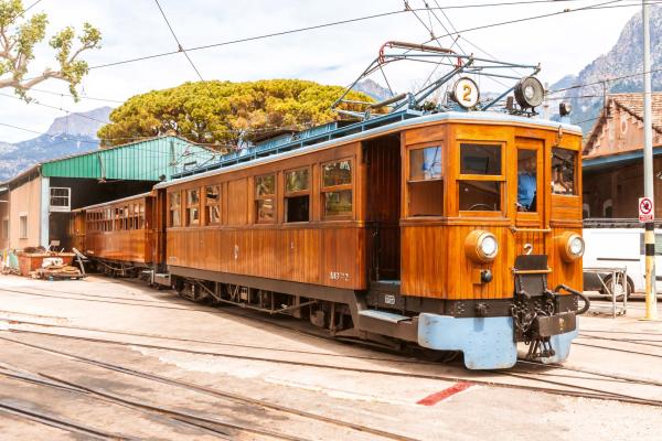 Vlies-Fototapete MS-5-2886 in Draufsicht; Retro-Motiv mit geometrischem Design und nostalgischer Farbwirkung