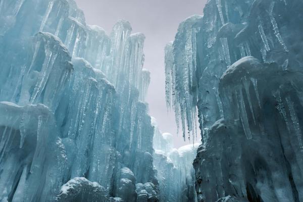Detailansicht Vlies-Fototapete MS-5-3084 – Eisstruktur mit kristallklaren Rissen und frostiger Tiefe