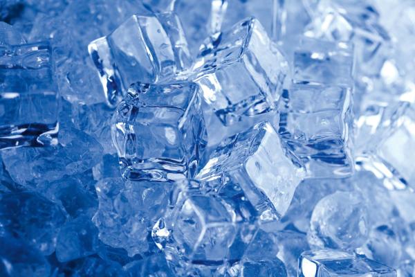 Detailansicht Vlies-Fototapete MS-5-3089 – Eisstruktur mit kristallklaren Rissen und frostiger Tiefe
