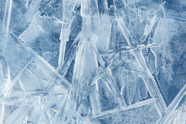 Detailansicht Vlies-Fototapete MS-5-3090 – Eisstruktur mit kristallklaren Rissen und frostiger Tiefe