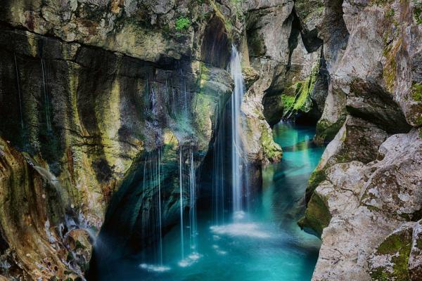 Detailansicht der Vlies-Fototapete MS-5-3167 mit Wasserfall-Motiv in XXL