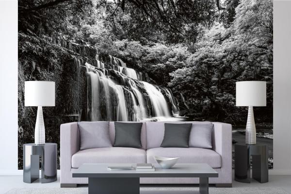 Fototapete MS-5-3169 mit Wasserfall-Motiv in einem modern eingerichteten Wohnraum