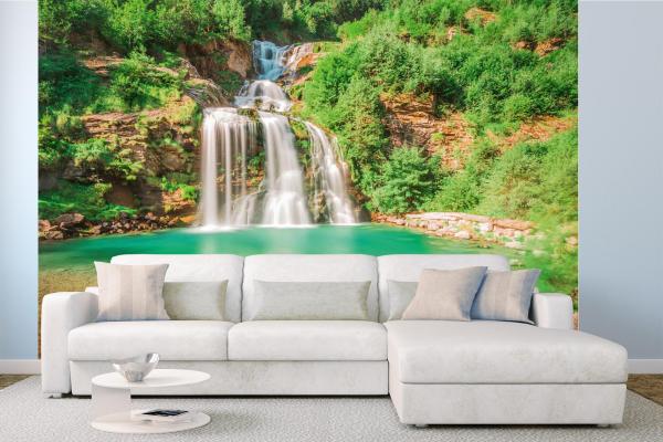 Fototapete MS-5-3171 mit Wasserfall-Motiv in einem modern eingerichteten Wohnraum