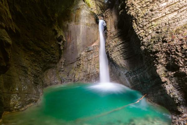 Detailansicht der Vlies-Fototapete MS-5-3178 mit Wasserfall-Motiv in XXL