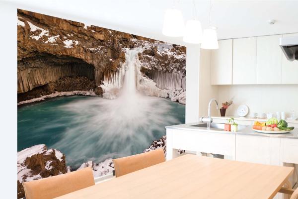 Fototapete MS-5-3184 mit Wasserfall-Motiv in einem modern eingerichteten Wohnraum