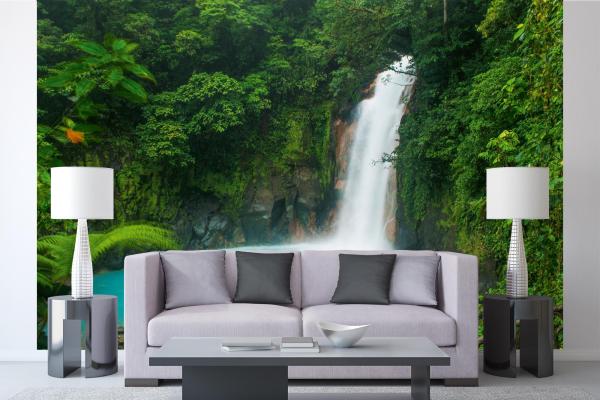 Fototapete MS-5-3187 mit Wasserfall-Motiv in einem modern eingerichteten Wohnraum