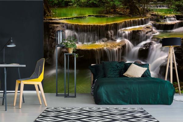 Fototapete MS-5-3255 mit Wasserfall-Motiv in einem modern eingerichteten Wohnraum