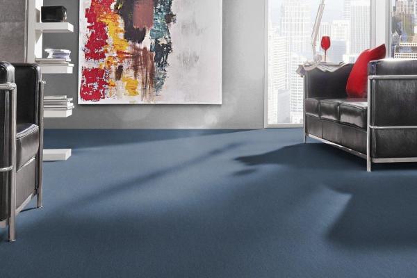 Nutria Melange 3R13 als Bodenbelag in modernem Wohnraum; hochwertiger Vorwerk-Velours mit wohnlicher Wirkung