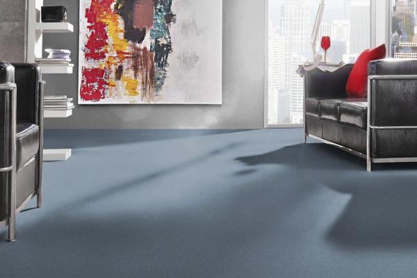 Nutria Melange 3R14 als Bodenbelag in modernem Wohnraum; hochwertiger Vorwerk-Velours mit wohnlicher Wirkung