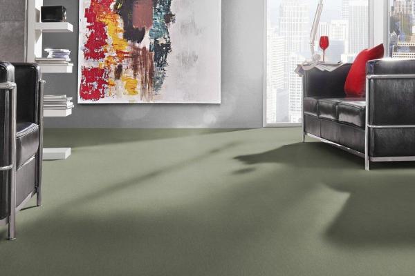 Nutria Melange 4H07 als Bodenbelag in modernem Wohnraum; hochwertiger Vorwerk-Velours mit wohnlicher Wirkung