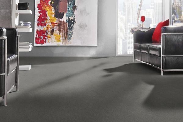 Nutria Melange 5Y70 als Bodenbelag in modernem Wohnraum; hochwertiger Vorwerk-Velours mit wohnlicher Wirkung