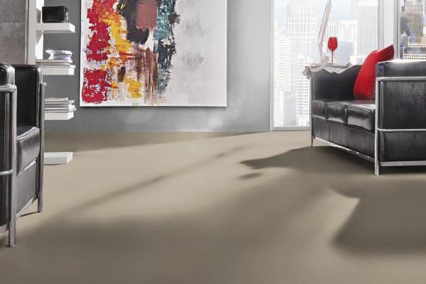 Nutria Melange 8K47 als Bodenbelag in modernem Wohnraum; hochwertiger Vorwerk-Velours mit wohnlicher Wirkung