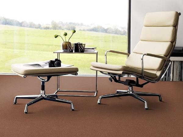 Vorwerk Vito 1Q22 als Bodenbelag in modernem Wohnraum; Univelours mit klarer Struktur und ruhiger Wirkung