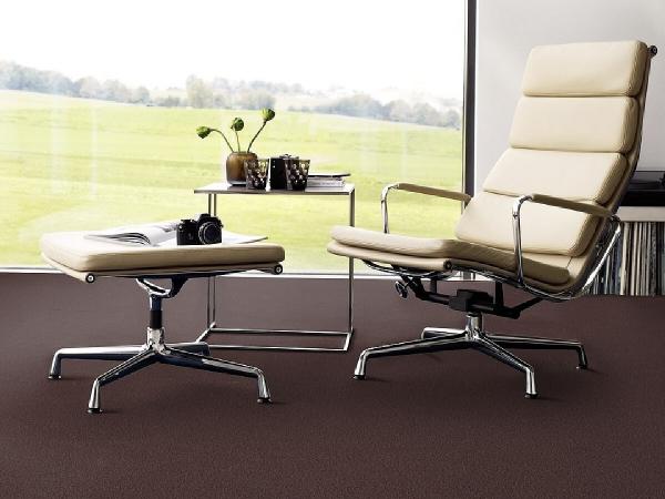 Vorwerk Vito 1Q23 als Bodenbelag in modernem Wohnraum; Univelours mit klarer Struktur und ruhiger Wirkung